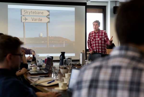 Thomas Nilsen from the Independent Barents Observer speaking to the GENI student, faculty and staff in front of the town of Kirkenes. Photo by: Stig Brøndbo/UiT The Arctic University of Norway